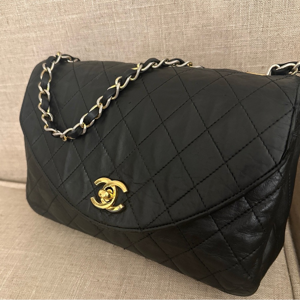 CHANEL Quilted Black Leather Flap Bag Matelasse Lambskin CC Logo Gold Chain